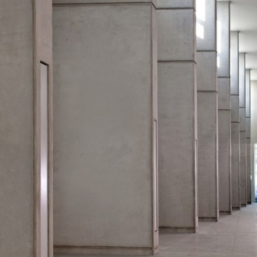 On+the+other+side+of+the+internal+street+a+large+reading+room+is+accessed+through+a+series+of+concrete+fins