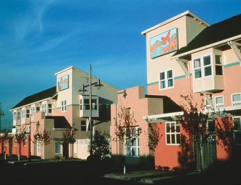 The design and development teams envisioned Gateway Commons as a catalyst that would help revive aneconomically depressed area. The murals on theside of the project, which depict the creek that flows underneath the gap between the two buildings, werepaint