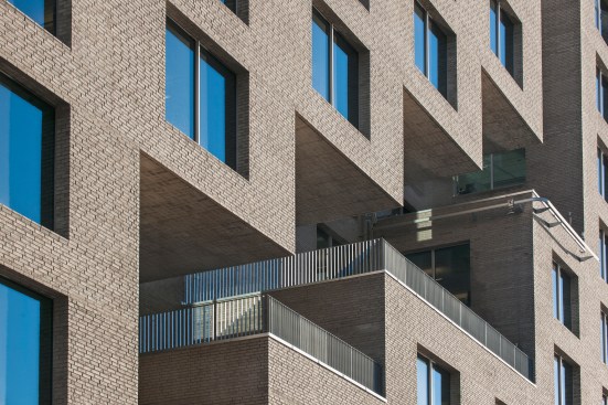 The generic office floors are recessed in various places to answer to the urban context creating communal indoor and outdoor areas and outstanding daylight conditions.