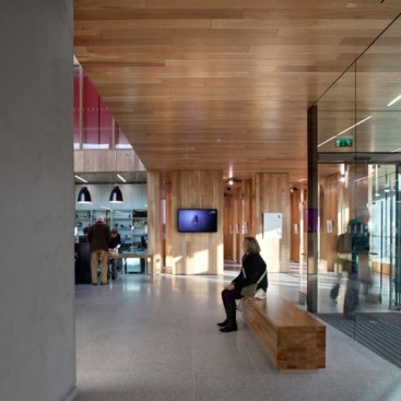 The+street+is+contained+on+one+side+by+a+timber+lining+denoting+the+public+elements+and+snakes+in+and+out+of+these+areas+clearly+defining+public+and+private+areas