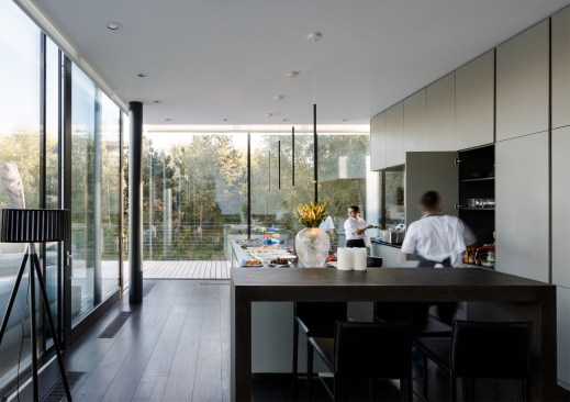 The contemporary home immerses the outside views and nature surrounding the property into the inside, creating a strong and seamless relationship between the house and the landscape.