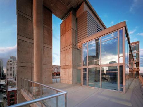 Contemporaines strong roofline, defined by a concrete canopy and projecting penthouse unit, establishes the building as a piece of skyline sculpture.