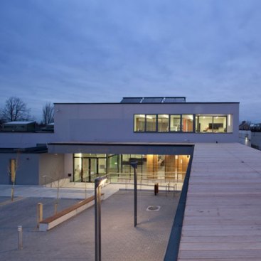 This+area+with+planted+trees+and+benches%2c+allows+one+to+sit+and+read+externally+thus+becoming+part+of+the+communal+space