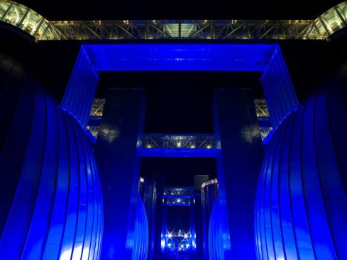 The eggs themselves-each capable of processing 1.5 million gallons of sludge every day-are backlit by four batteries of four 1,500W metal halide lamps each with a blue filter.