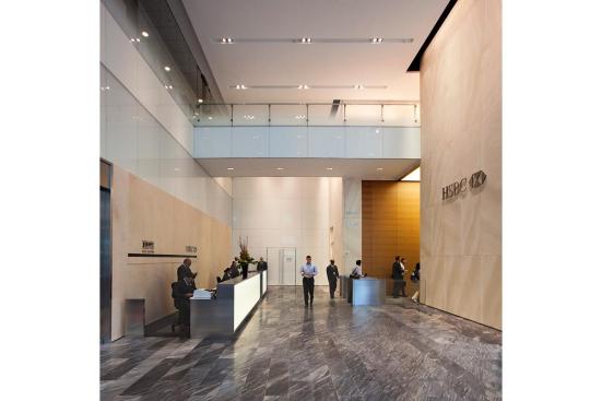 Railing infill in ViviGraphix Gradiance glass with Dot Mini Fade interlayer and Standard finish; wall in ViviChrome Chromis glass with White interlayer and Standard finish; wall accent in ViviChrome Chromis glass, View configuration with White interlayer and Standard finish at HSBC Bank, New York, New York