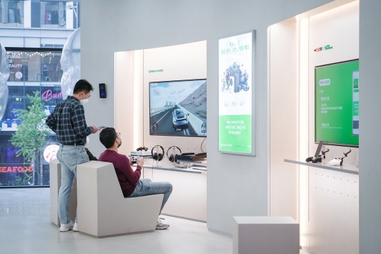 2F 0 Stage brings family companies and global partners of SK Telecom in the flexible lounge.  
