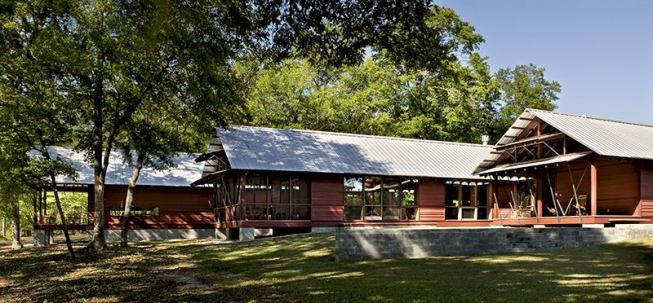 The home's three shotgun pavilions are staggered so that each one receives ample views, natural light, and breezes.