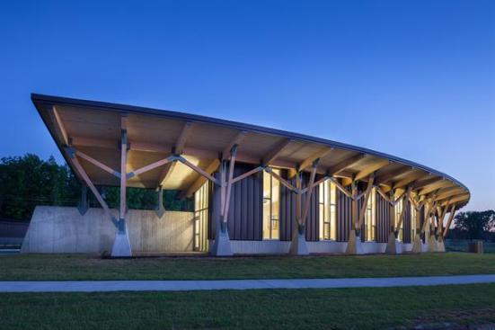 The+Welcome+Center+is+on+the+western+edge+of+the+cemetery%2c+forming+an+arc+with+views+over+the+grounds.