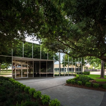 Exterior+Entry+-+Reflects+nature