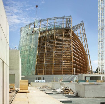 The louvers are anchored to vertical ribs, which are in turn anchored to the concrete reliquary wall that frames the cathedral's base.