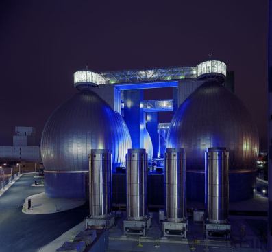 When turned on, the luminaires take several minutes to warm up, during which the intensity of the light steadily grows.