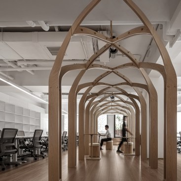 With an average working space of 6.6㎡ per person, the office is small but ideal in every detail.