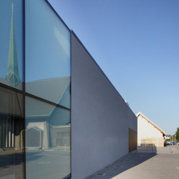 Openings+with+clear+glass+provide+glimpses+from+within+and+from+the+outside