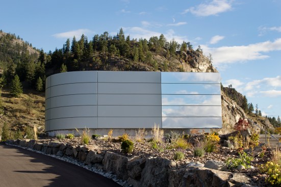 Alucobond+naturAL+Reflect+accents+two+tasting+room+wing+areas+with+a+mirror-like+finish+that+reflects+the+area%27s+natural+beauty.