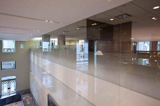 Railing infill in ViviGraphix Gradiance glass with Dot Mini Fade interlayer and Standard finish; wall in ViviChrome Chromis glass, Reflect configuration with White interlayer and Standard finish; wall accent in ViviChrome Chromis glass, View configuration with White interlayer and Standard finish at HSBC Bank, New York, New York
