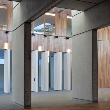 On+the+other+side+of+the+internal+street+a+large+reading+room+is+accessed+through+a+series+of+concrete+fins+and+a+change+in+the+ceiling+heights+denotes+a+quieter+area