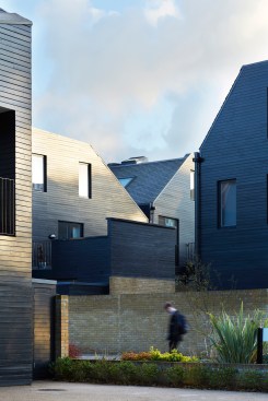 Walkway+between+houses.
