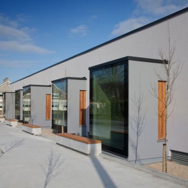 Along+the+perimeter+timber+pods+surround+the+main+space+in+the+form+of+oriel+windows+providing+more+intimate+reading+areas%2c+framing+a+suburban+context