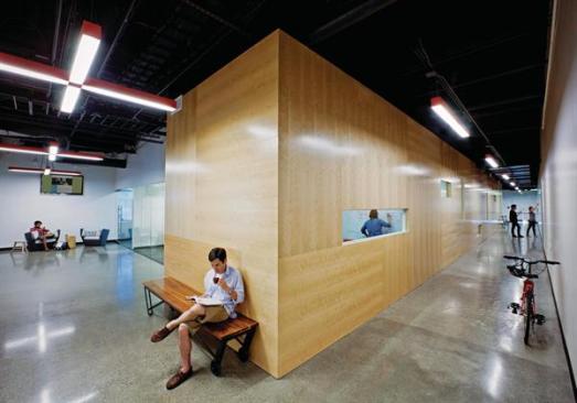 Office+areas+are+connected+by+hallways+with+informal+collaboration+areas+to+allow+the+tenant+companies+to+expand+their+office+areas+into+the+public+realm+when+necessary.
