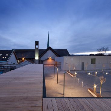 This+area+with+planted+trees+and+benches%2c+allows+one+to+sit+and+read+externally+thus+becoming+part+of+the+communal+space