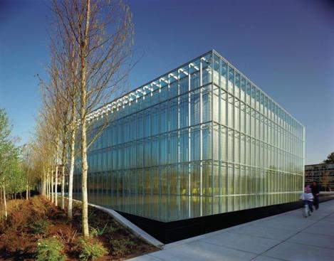 A double-wall fa?ade addresses acoustic isolation, thermal insulation, and daylight control. A vertical stainless steel screen provides shading, thermal comfort, and ability to harvest heat.
