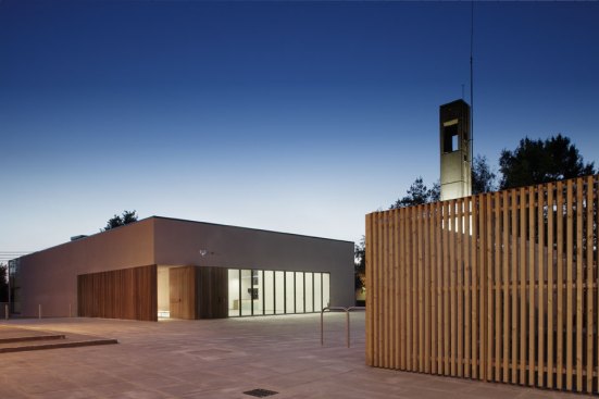 Timber elements mark the transition between openness and enclosure