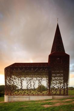 The+installation+consists+of+100+layers+of+metal+plates+spaced+apart+with+short+columns.