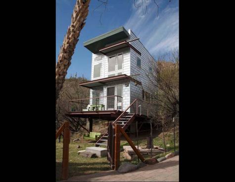 Treehouse in daylight.