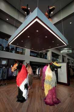 Movable platform designed to feature a rotation of displays 