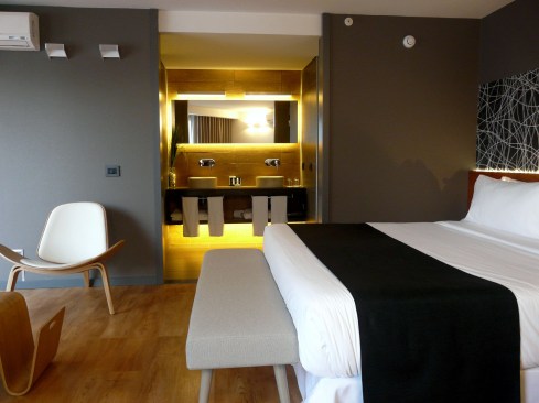 Room 01