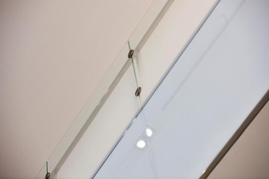 Railing infill in ViviGraphix Gradiance glass with Dot Mini Fade interlayer and Standard finish; wall in ViviChrome Chromis glass, Reflect configuration with White interlayer and Standard finish; wall accent in ViviChrome Chromis glass, View configuration with White interlayer and Standard finish at HSBC Bank, New York, New York