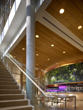 1st+floor+stair+landing+with+view+towards+restaurant