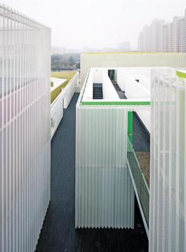 Much+of+the+circulation+around+the+Youth+Center+complex+is+outdoors%2c+in+gray-paved+alleys+and+over+bridges+that+run+like+streets+through+the+site.