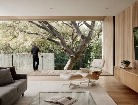 In the primary living room, a sliding window-wall system by Fleetwood blurs the line between indoor and outdoor space. 