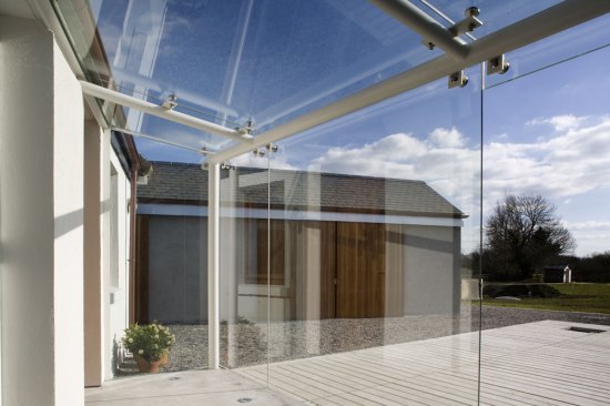 The glazed link functions as a transitional buffer space between the new and old buildings.