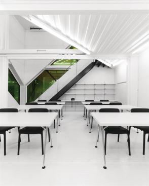 Inside+the+studio%2c+the+walls+and+ceiling+are+clad+in+panels+from+Push+Design%2c+and+the+ground-floor+art+studio+is+outfitted+with+Vitra+tables+and+Knoll+chairs%3b+the+space+is+lit+by+Legion+Lighting+Co.+fixtures%2c+which+are+connected+by+Lutron+Electronics+Co.+controls.