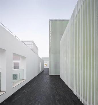 Second-level+outdoor+circulation.