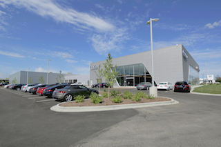 Audi+Hoffman+Estates+dealership+is+one+of+the+first+in%c2%a0the+Midwest+to%c2%a0feature+a+square%2c+metal-clad+%e2%80%9cterminal%e2%80%9d+prototype+design+by+Munich-based%c2%a0Allmann+Sattler+Wappner+Architekten.