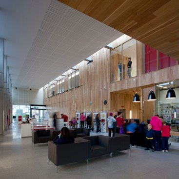 The+street+is+contained+on+one+side+by+a+timber+lining+denoting+the+public+elements+and+snakes+in+and+out+of+these+areas+