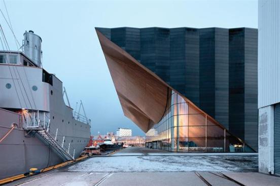 The+straight+edge+of+Kilden%27s+roof+aligns+with+the+edge+of+the+harbor.