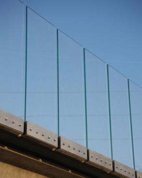 Glass+panels+in+lieu+of+typical+handrails+allow+for+uninterrupted+views.