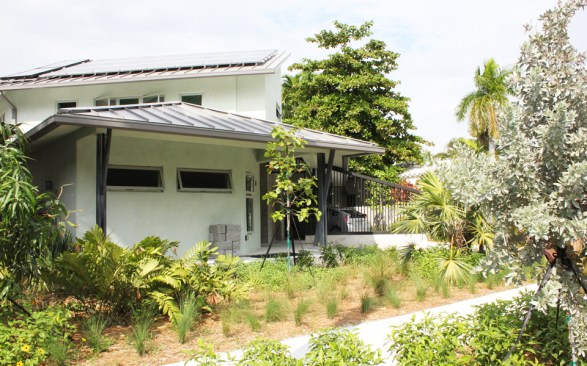 Exterior+front+w%2f+solar+panels
