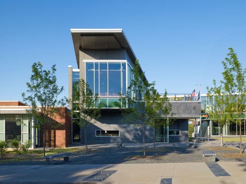 The+cantilevered+Library+and+Reading+Terrace+gives+shape+to+the+kid-friendly+Primary+School+Entry.+