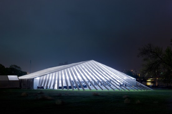 Frieze+Art+Fair+NYC+Exterior+at+Dusk