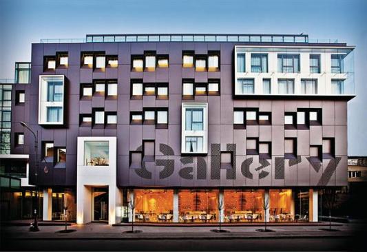 Exterior+of+the+Graffit+Gallery+Hotel%2c+with+Graffiti+Caf%c3%a9+on+the+ground+floor.