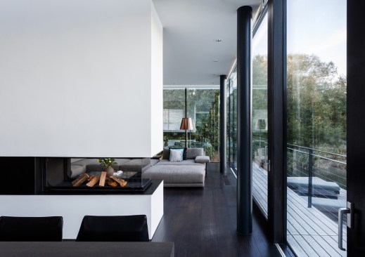 Open-plan living offers views of the lake, trees, sky and nature from every corner of the house, giving guests a very real sense of living outside on the lake yet sheltered in the comfort of their home.