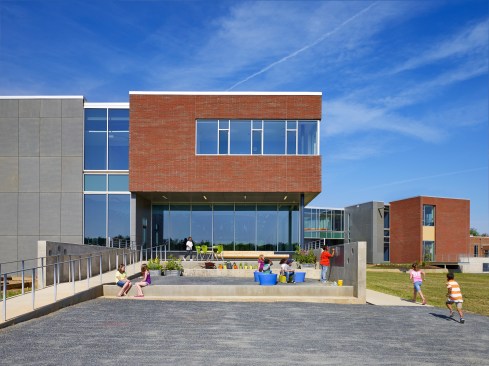 Outdoor+terraces+facilitate+creative+play+and+group+learning%2c+while+connecting+students+to+the+natural+environment.
