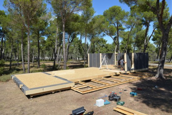 Screws%2c+wood+framings+and+insulation+blocks+assembled+with+long+wood+screws