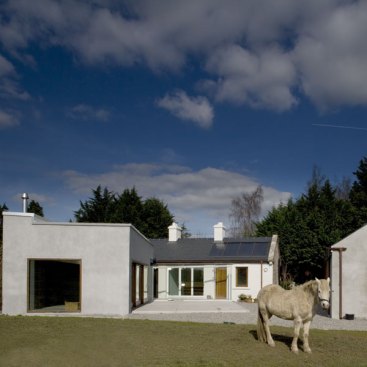 A+lightweight+steel+structure+and+planar+glazing+system+links+the+new+and+original+domestic+elements%2c+creating+a+delicate+but+dynamic+connection