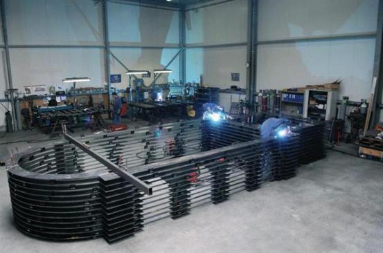The+team+welded+the+layers+and+columns+into+groups+that+the+crane+could+lift+into+place+on+site.